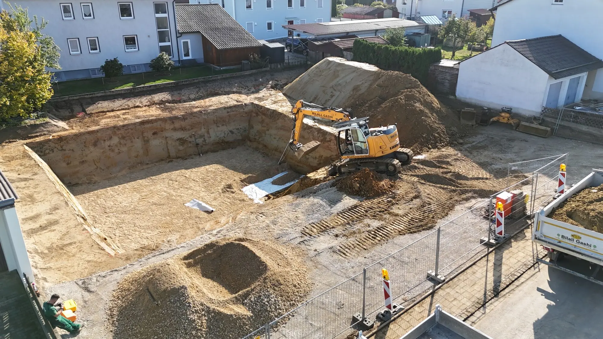 Baugrube mit Bagger und Radlader