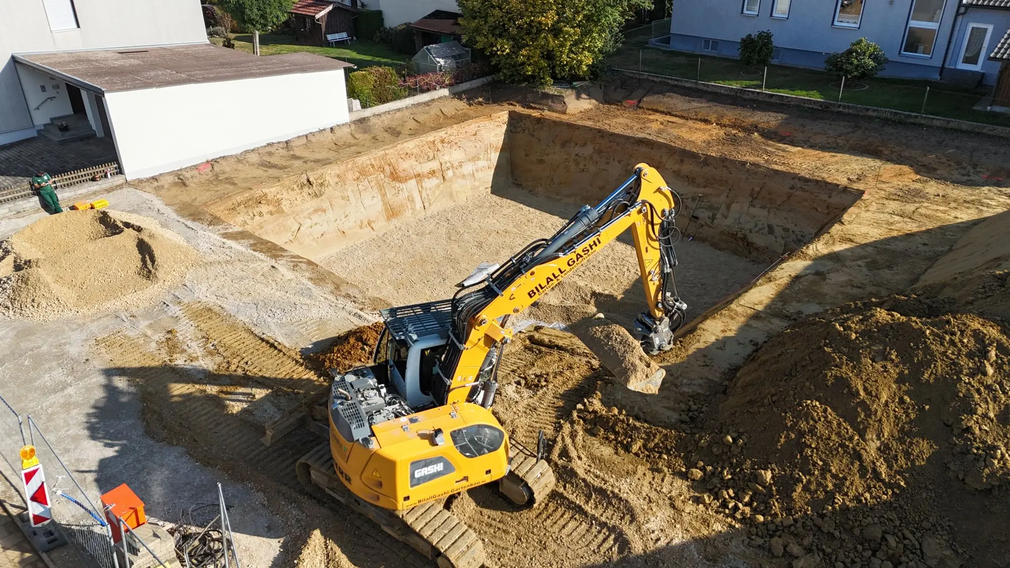 Bagger in der Baugrube