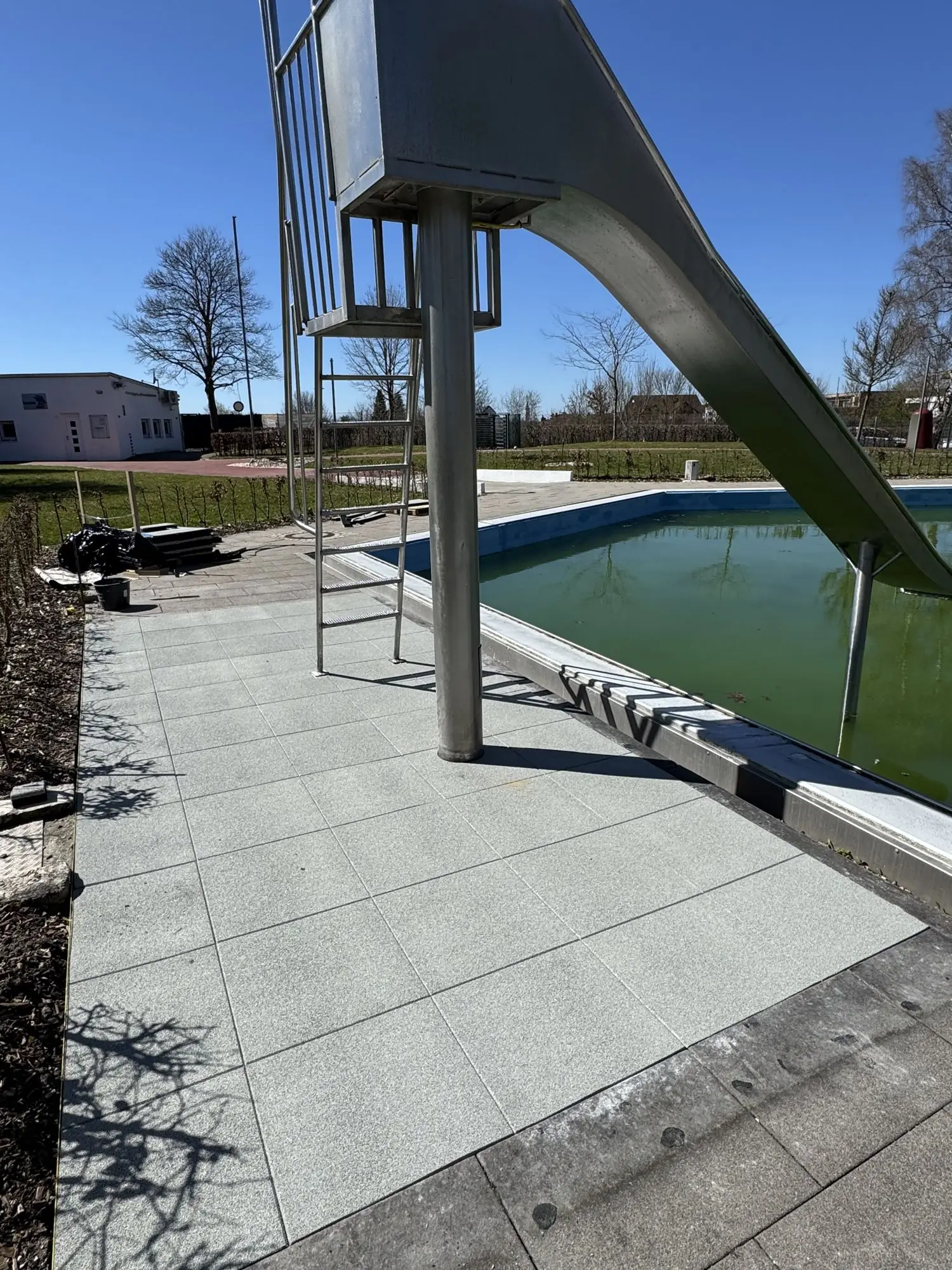 Freibad Abensberg: Beckenumrandung