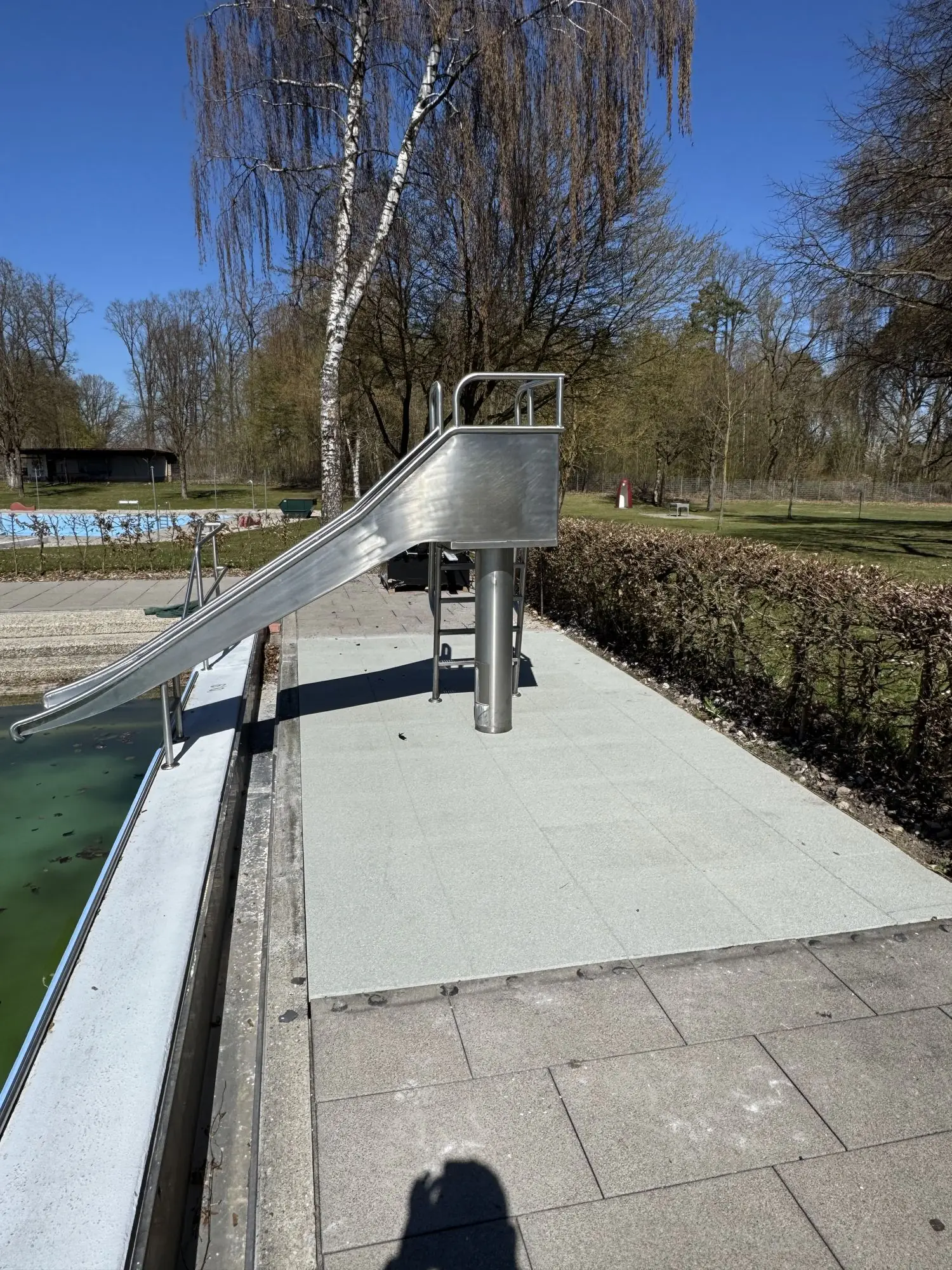 Freibad Abensberg: Weg am Becken
