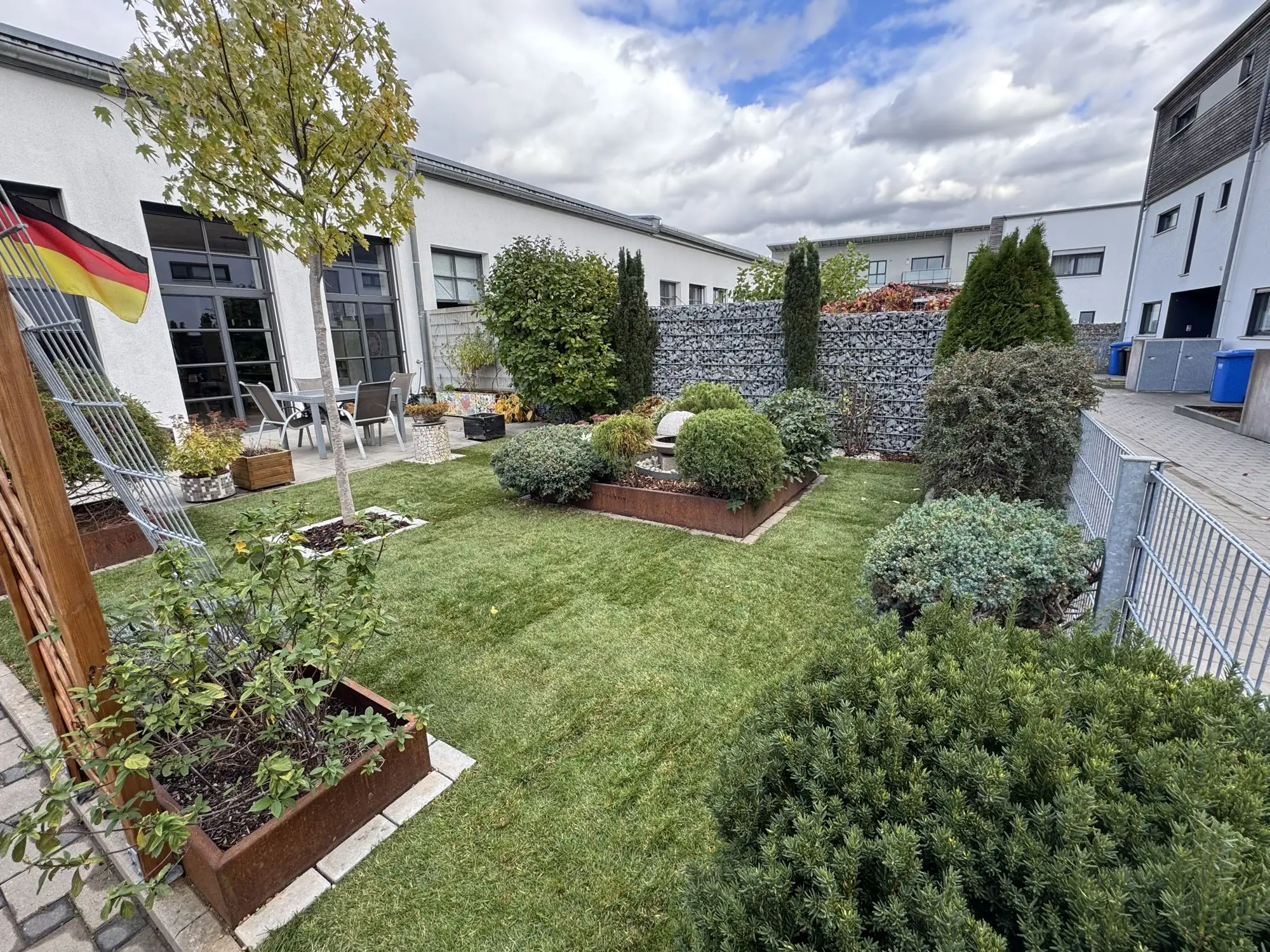 Garten mit Hochbeet
