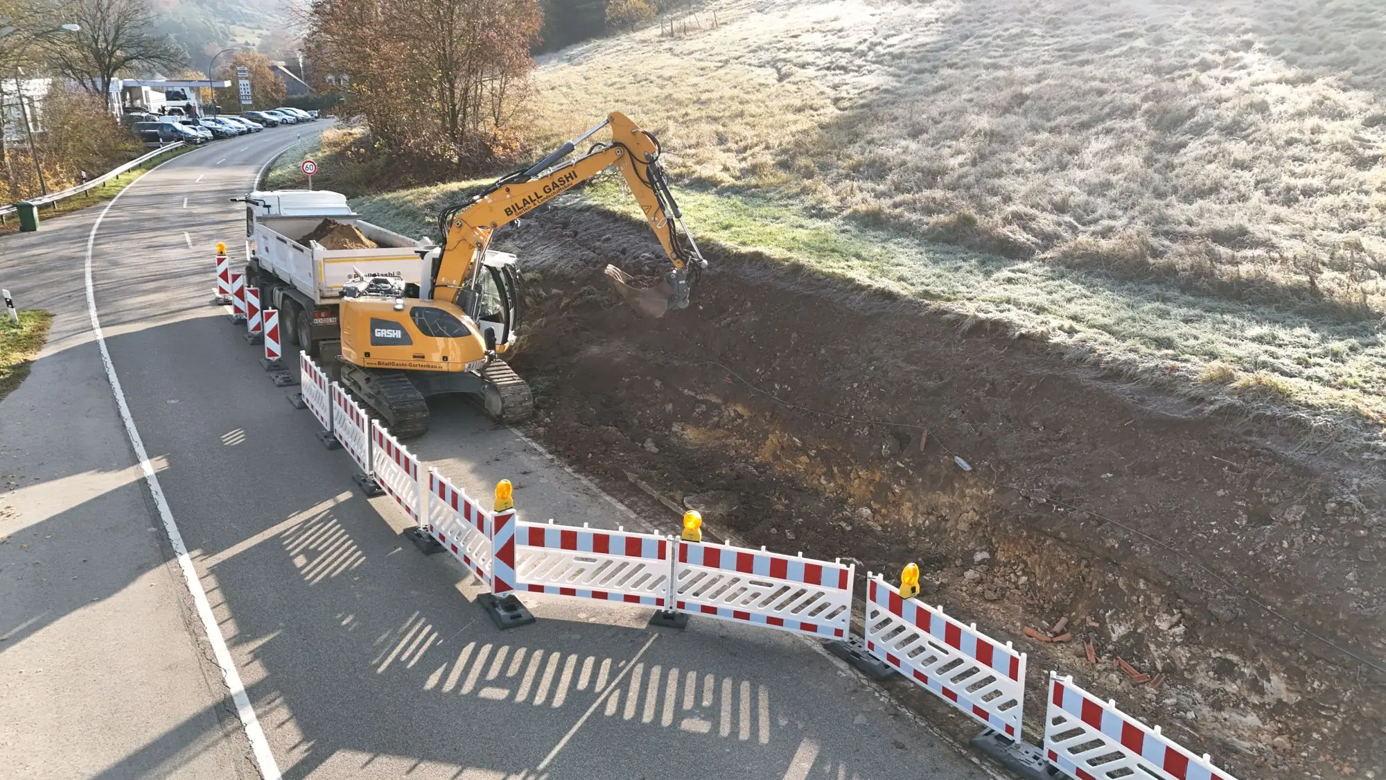 Gehwegausbau Altmannstein: Bagger an der Baustelle