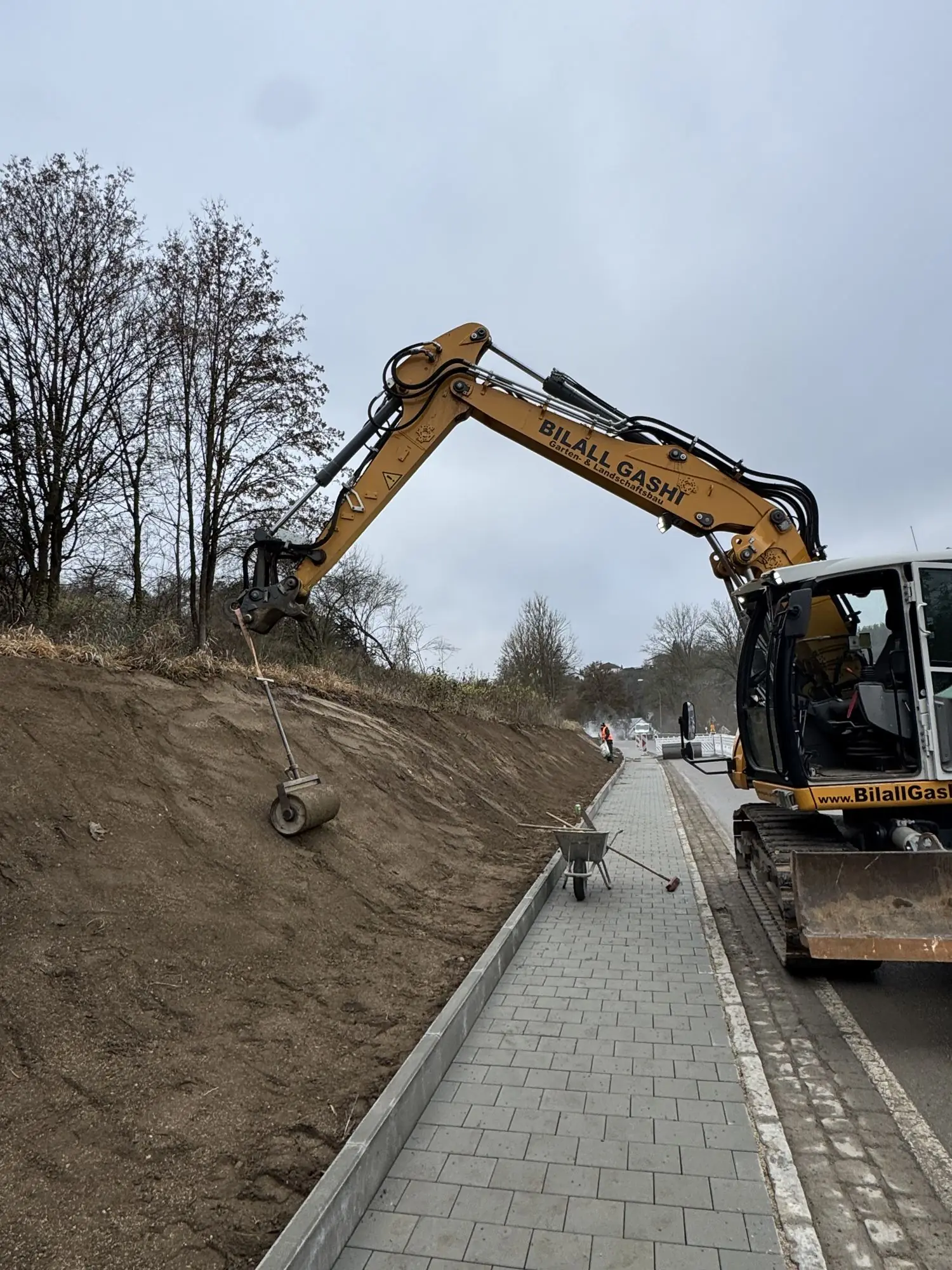 Gehwegausbau Altmannstein: Bagger am Hang