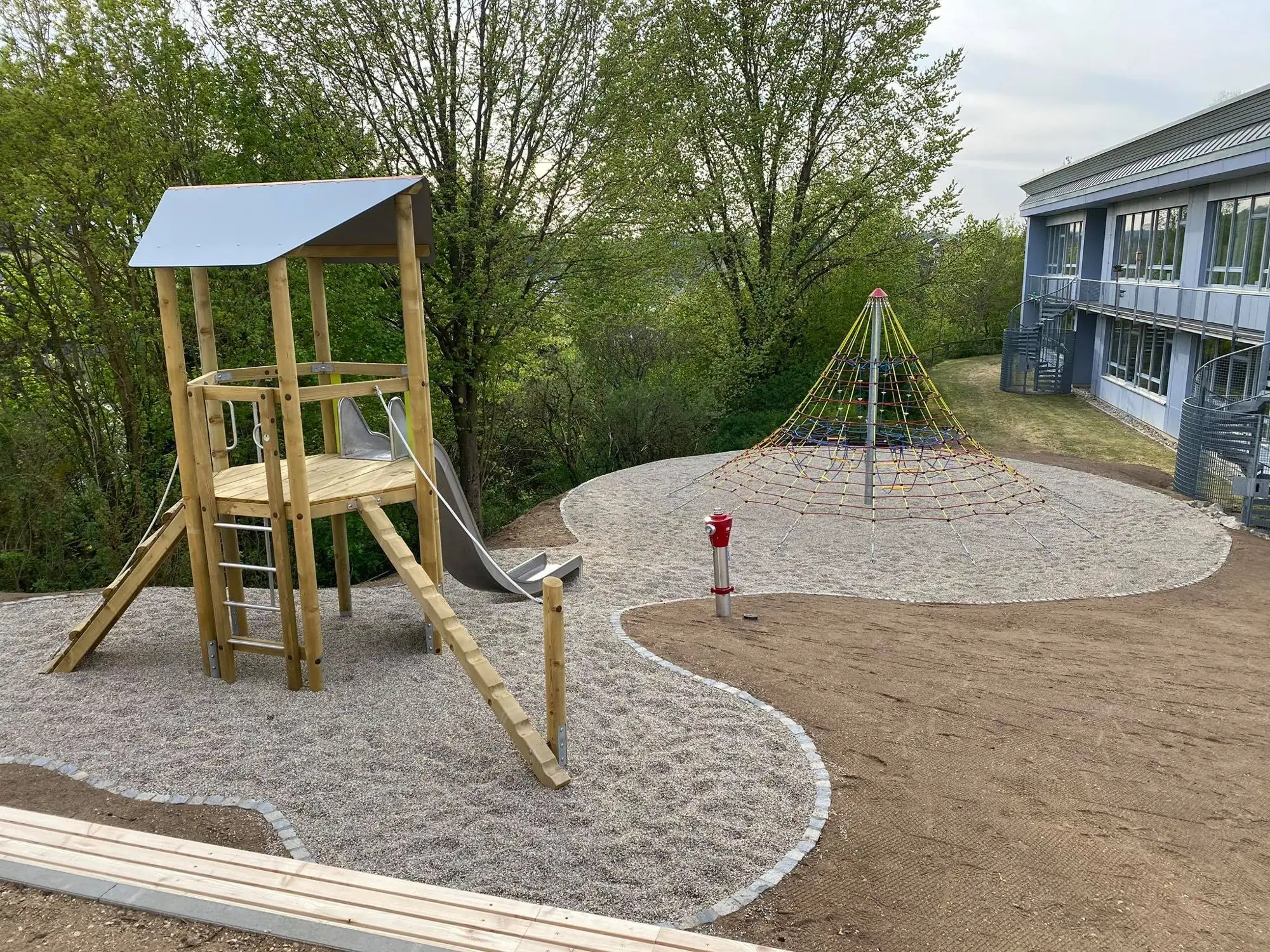 Gesamtschule Altmannstein: Spielturm auf dem Schulhof