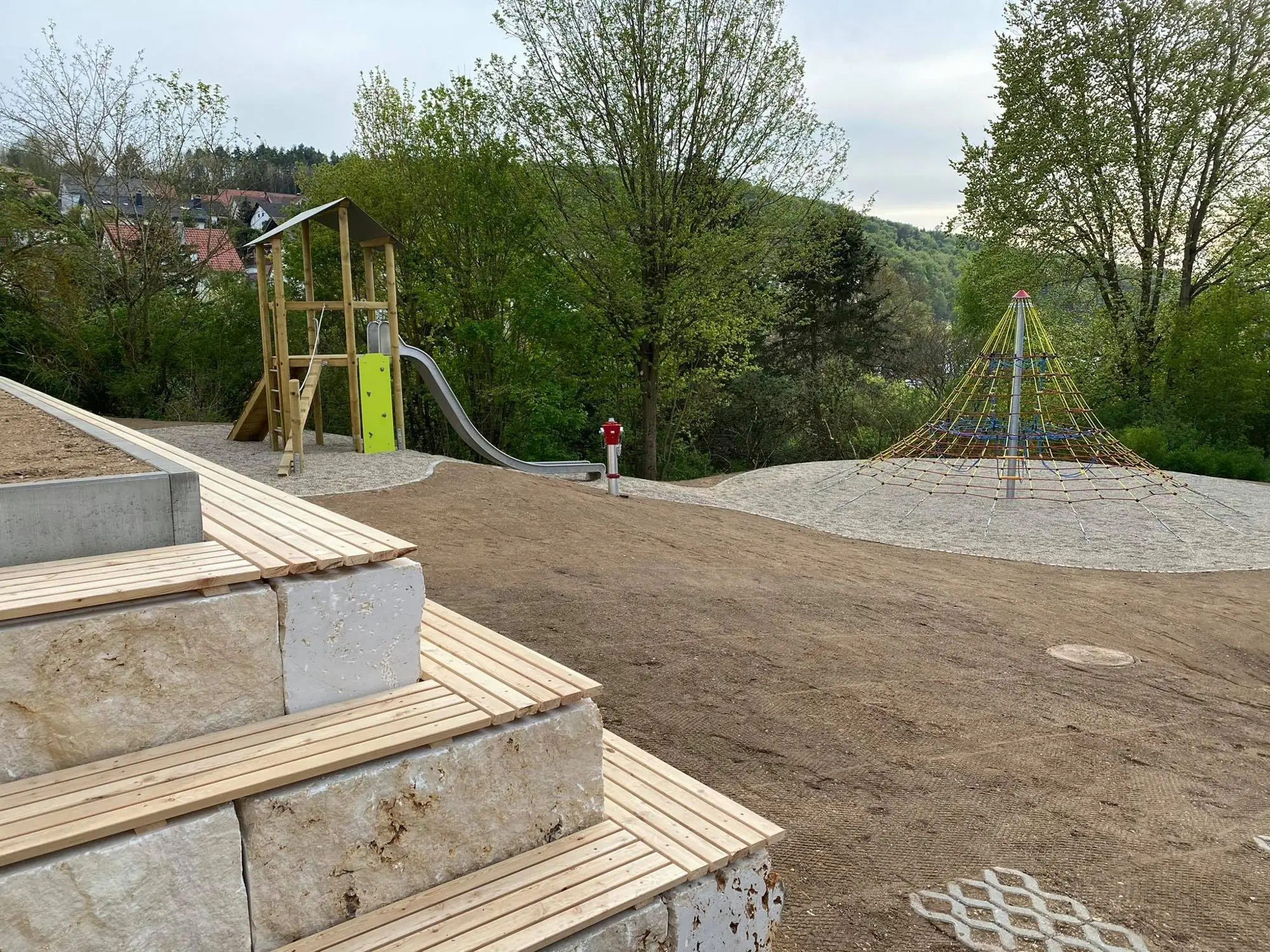 Gesamtschule Altmannstein: Stufen und Spielfläche
