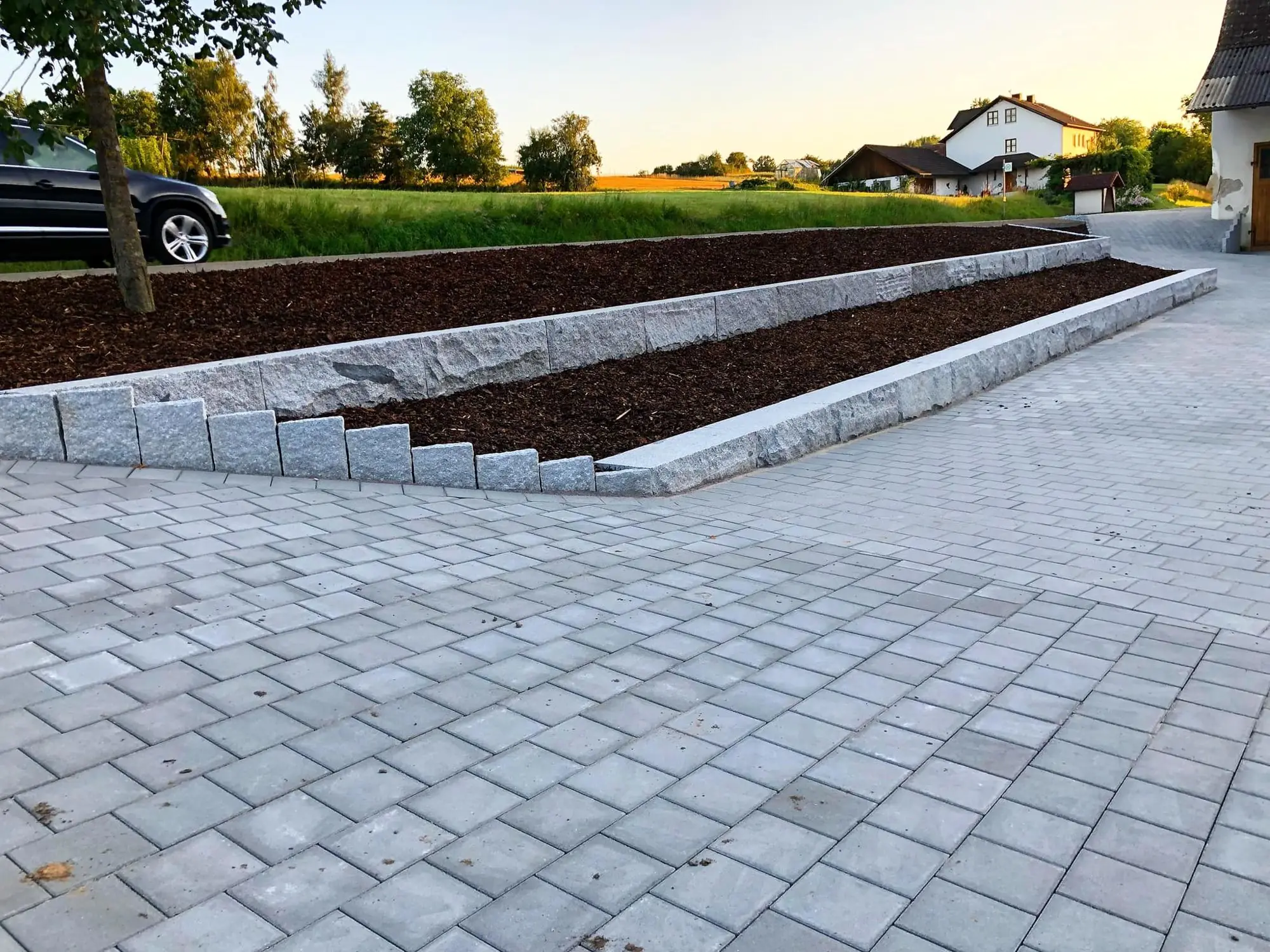 Gewerbehof mit Pflaster und Pflanzstreifen