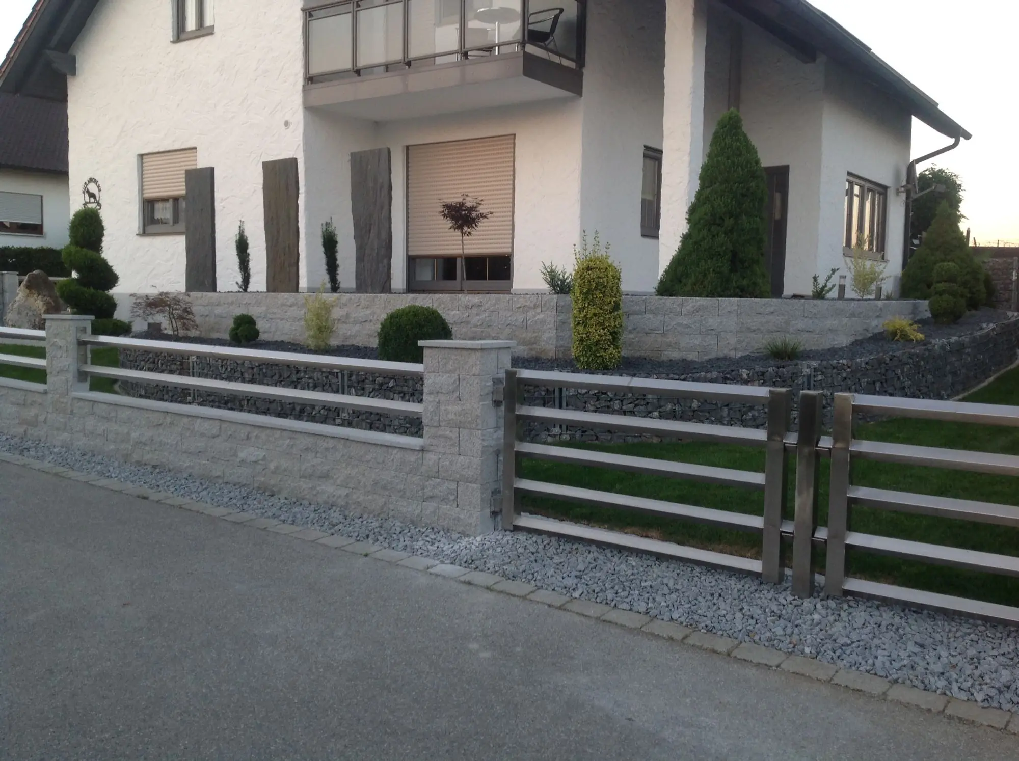 Granitmauer mit Zaunelementen