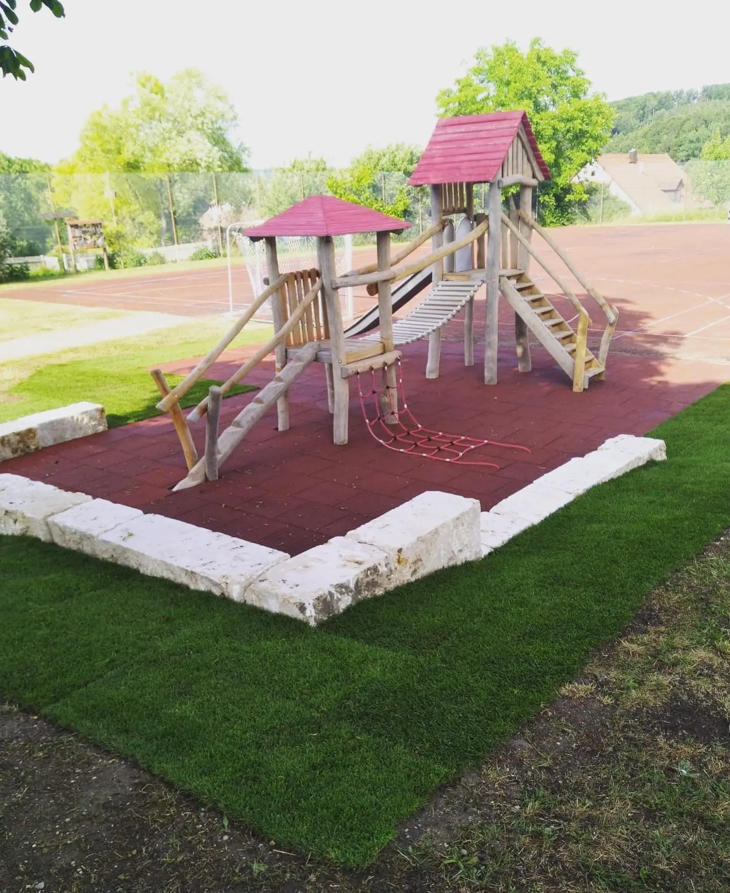 Grundschule Steinsdorf: Spielgerät mit Fallschutz