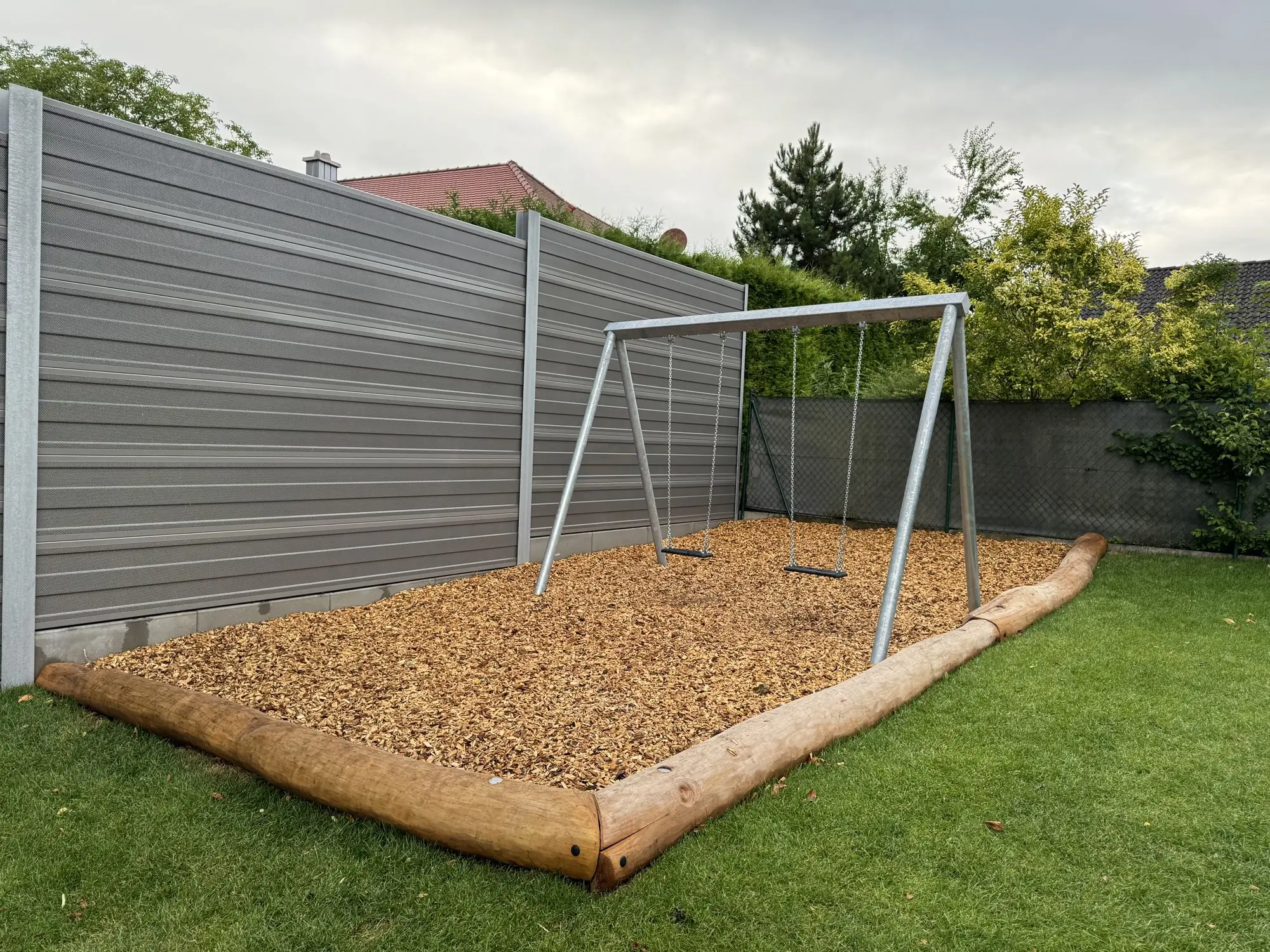 Kindergarten Altmannstein: Schaukel am Lärmschutzwall