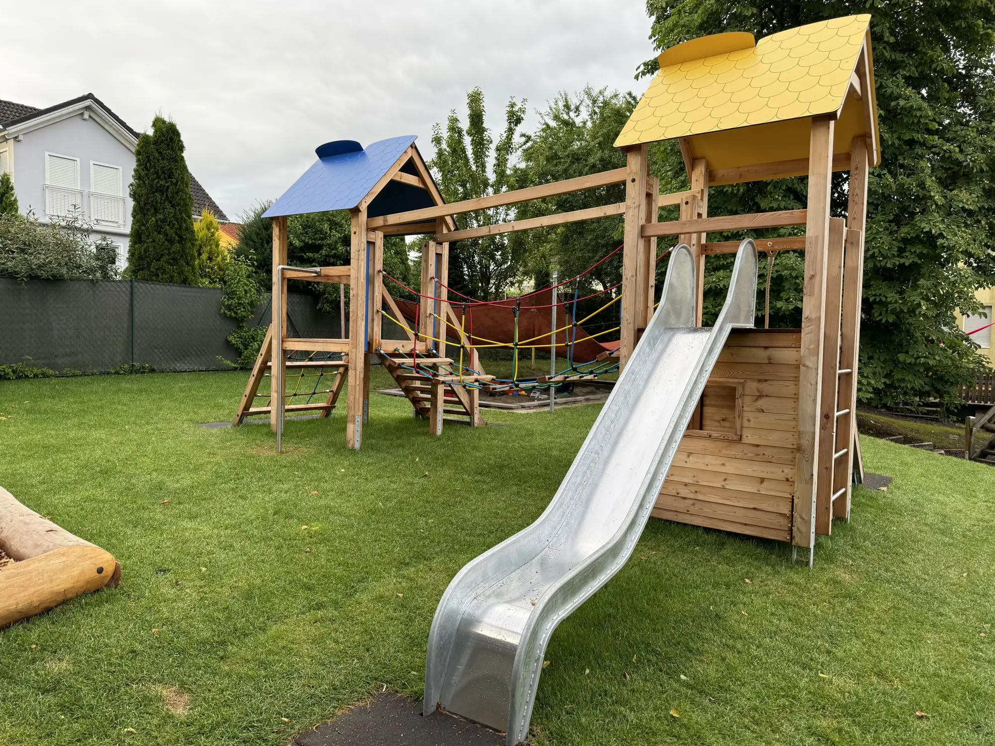 Kindergarten Altmannstein: Spielturm mit Rutsche