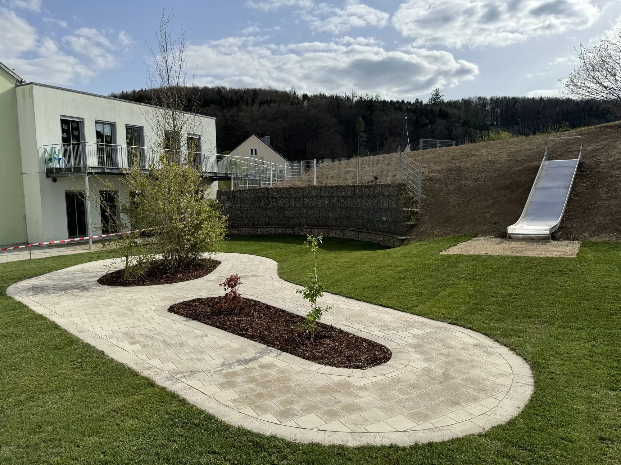 Kindergarten Sandersdorf: Rundweg im Garten