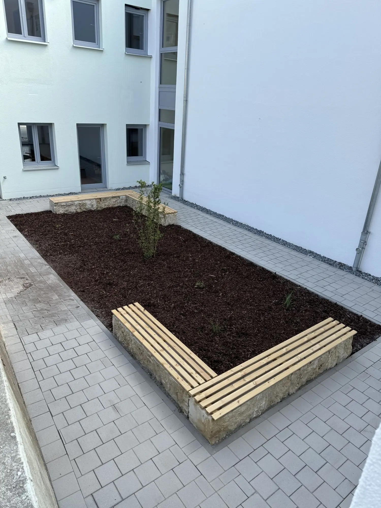 Kindergarten Sandersdorf: Pflanzbeet mit Sitzbank