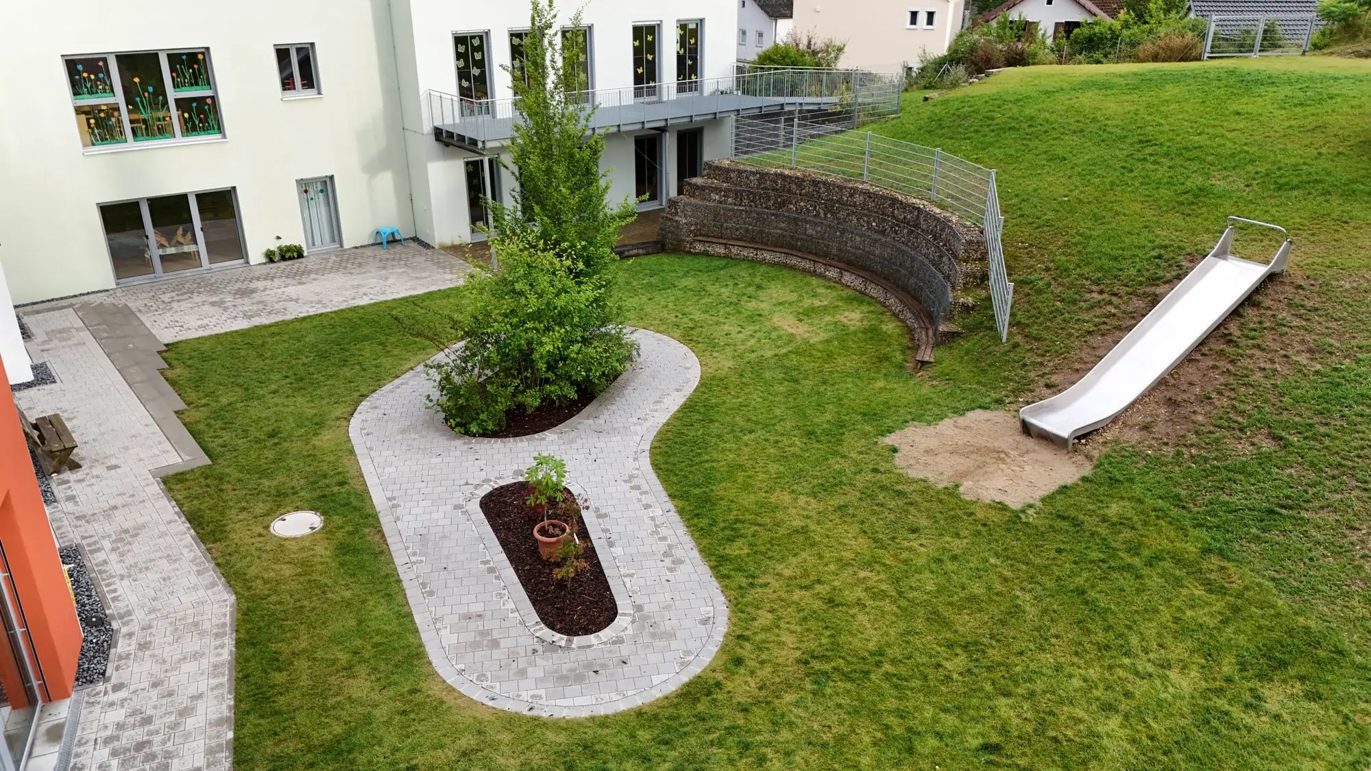 Kindergarten Sandersdorf: Spielfeld mit Rutsche