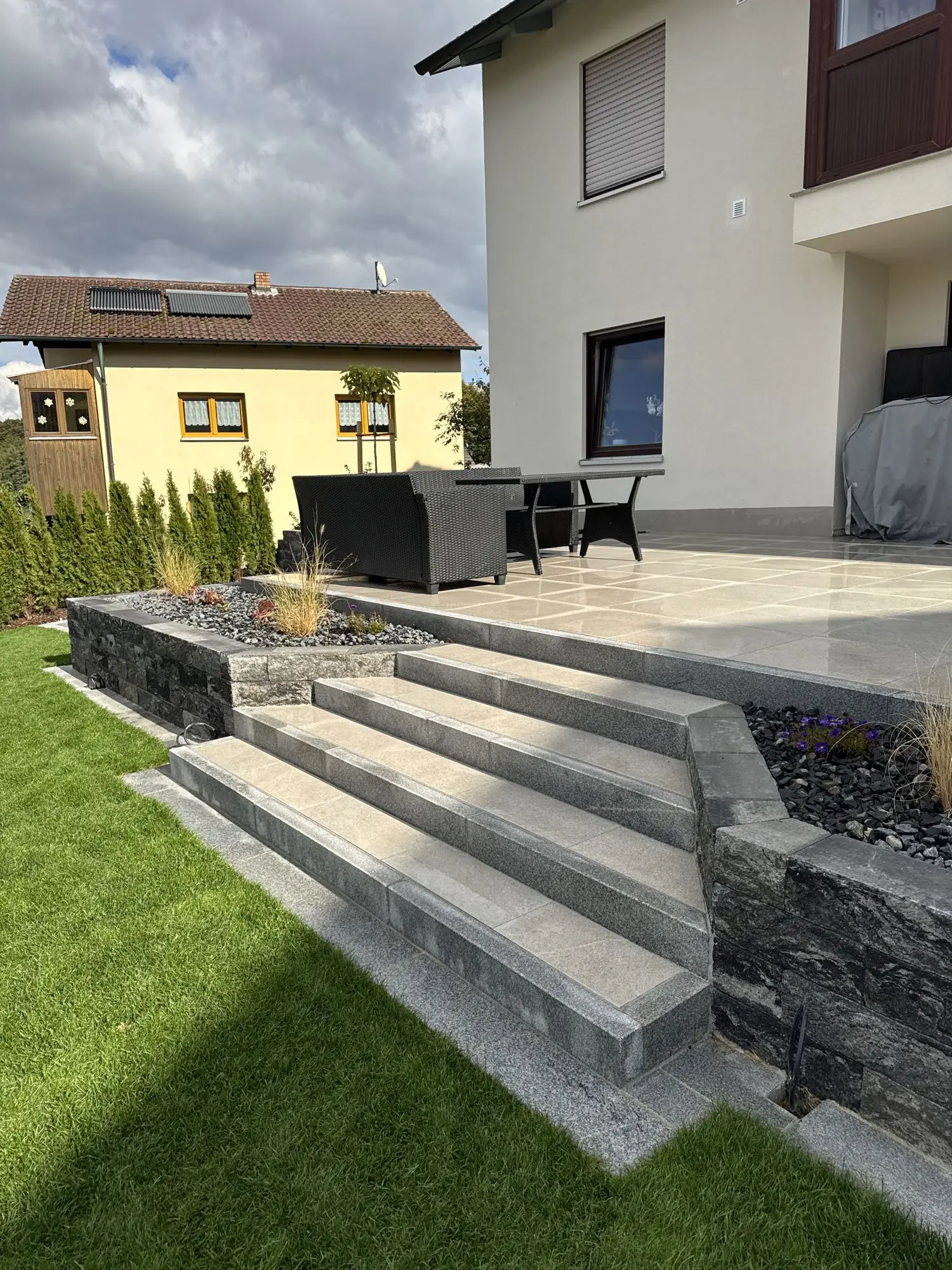 Natursteintreppe zur Terrasse