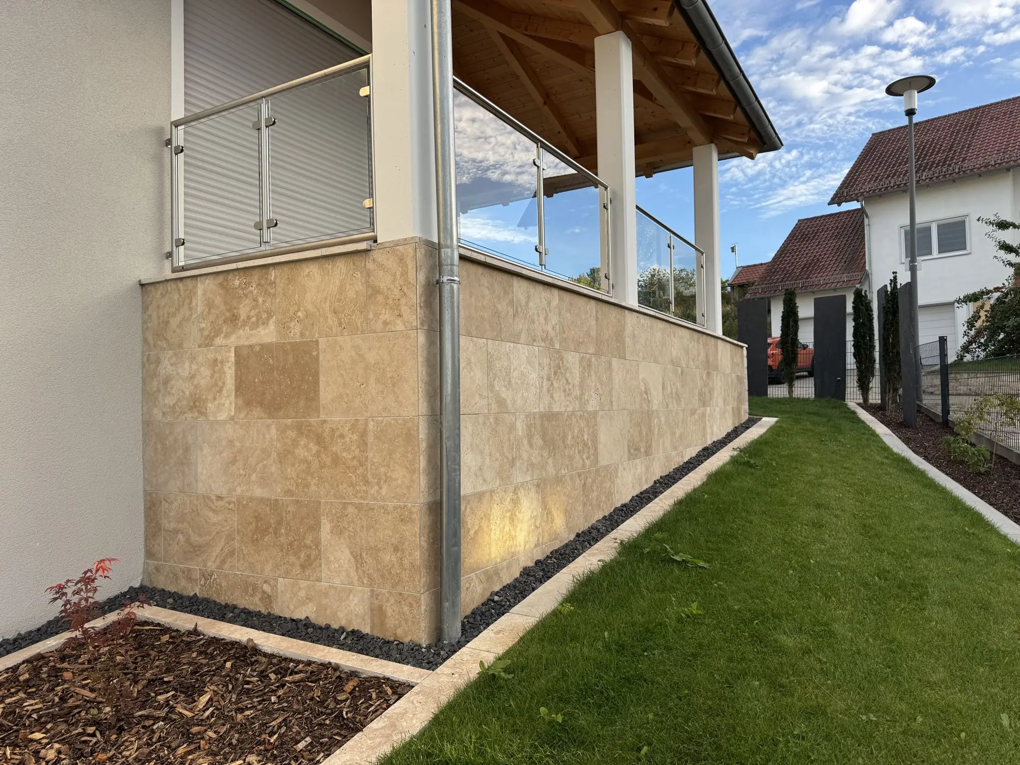 Natursteinverkleidung an der Terrasse