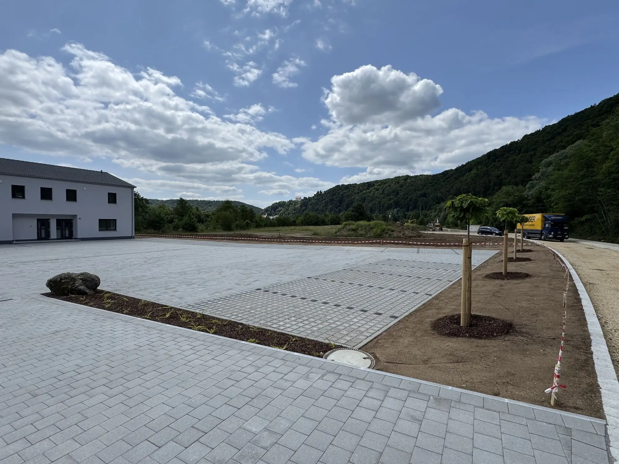 Gepflasterte Parkfläche mit Baumscheiben