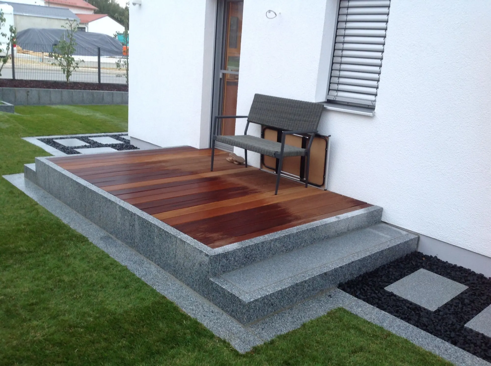 Eingangspodest aus Granit und Holz