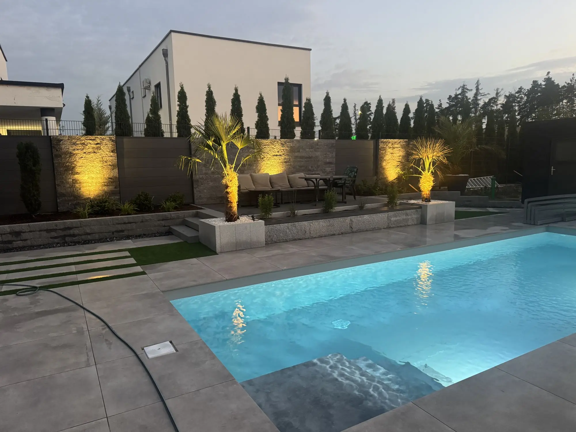 Pool mit Beleuchtung am Abend