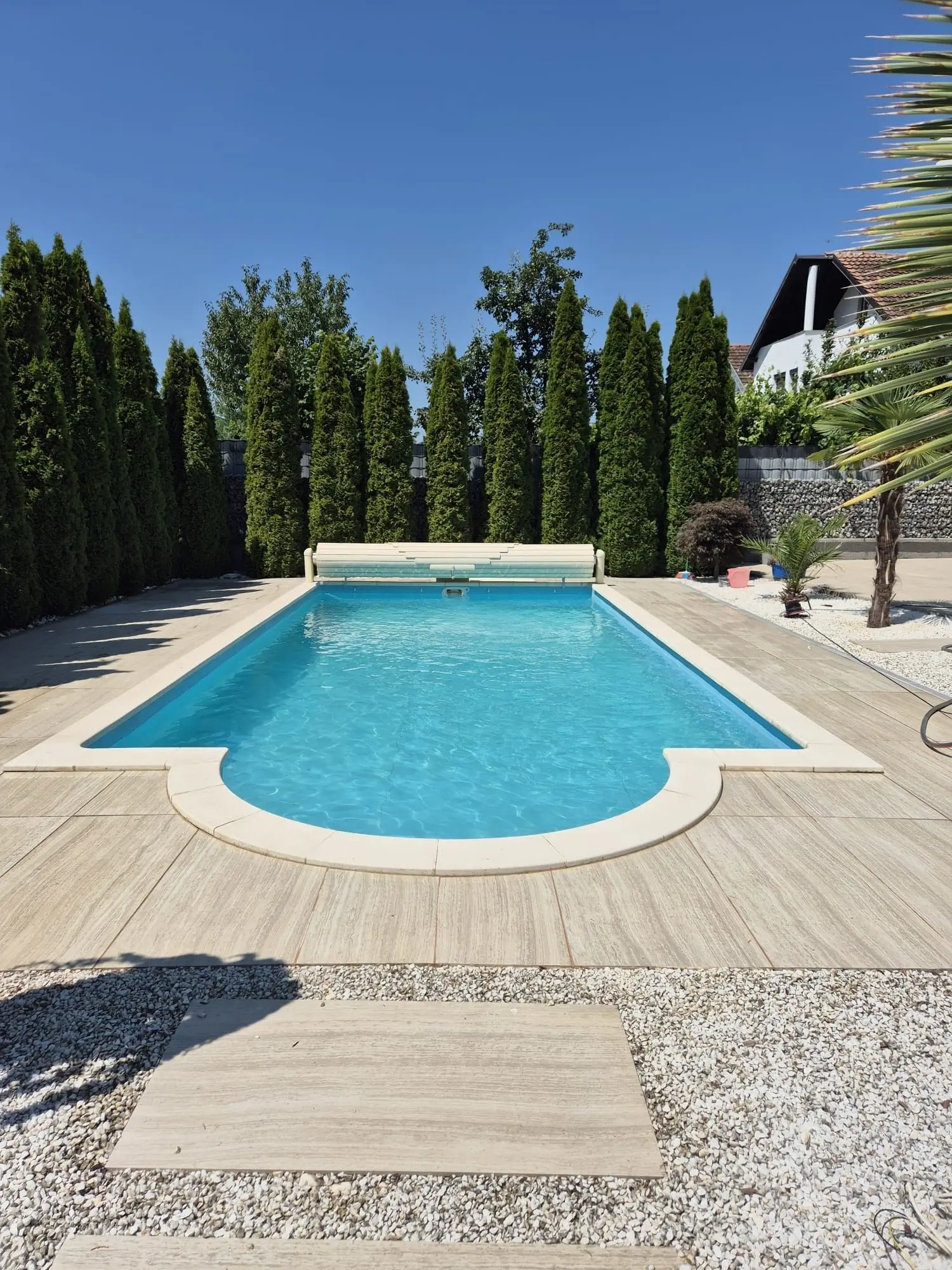 Pool mit Holzdeck