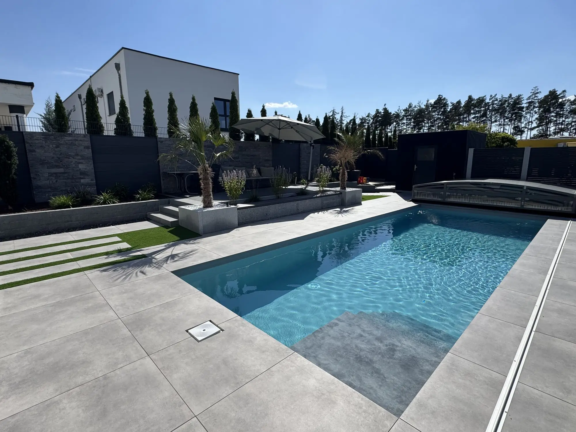 Pool mit Natursteinumrandung
