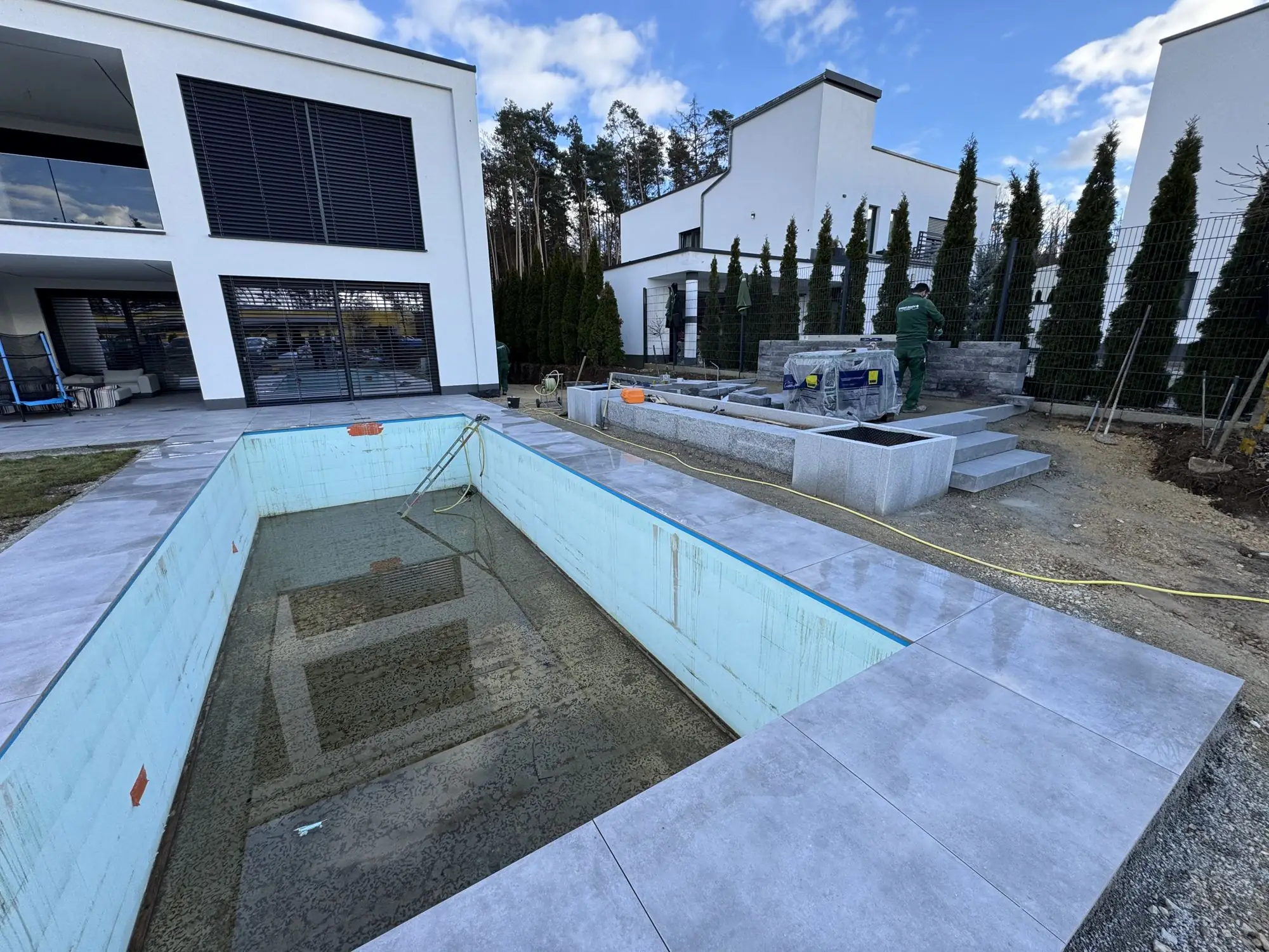 Pool mit großformatiger Terrasse