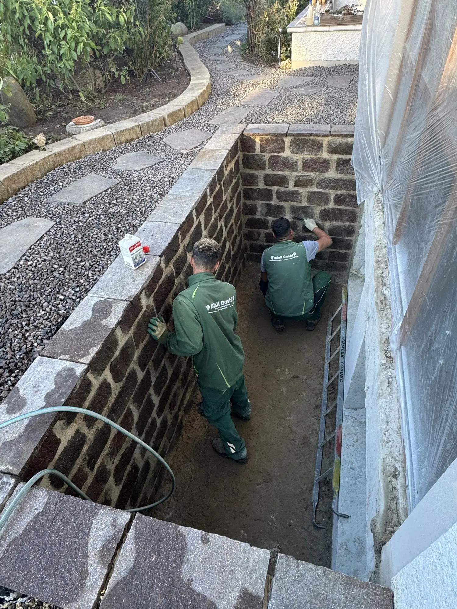 Italienische Porphyrmauer im Bau
