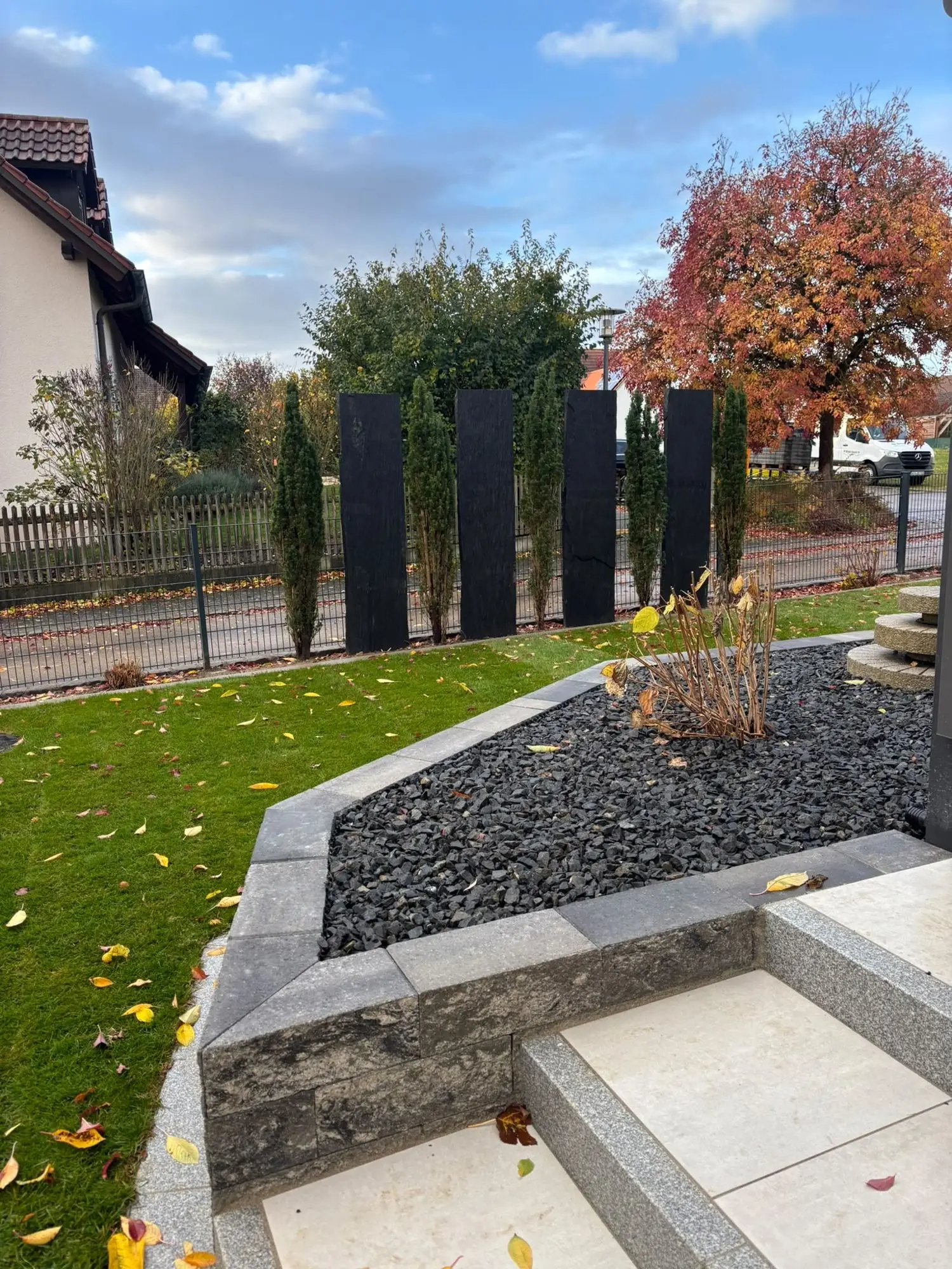Stufen mit Natursteinmauer