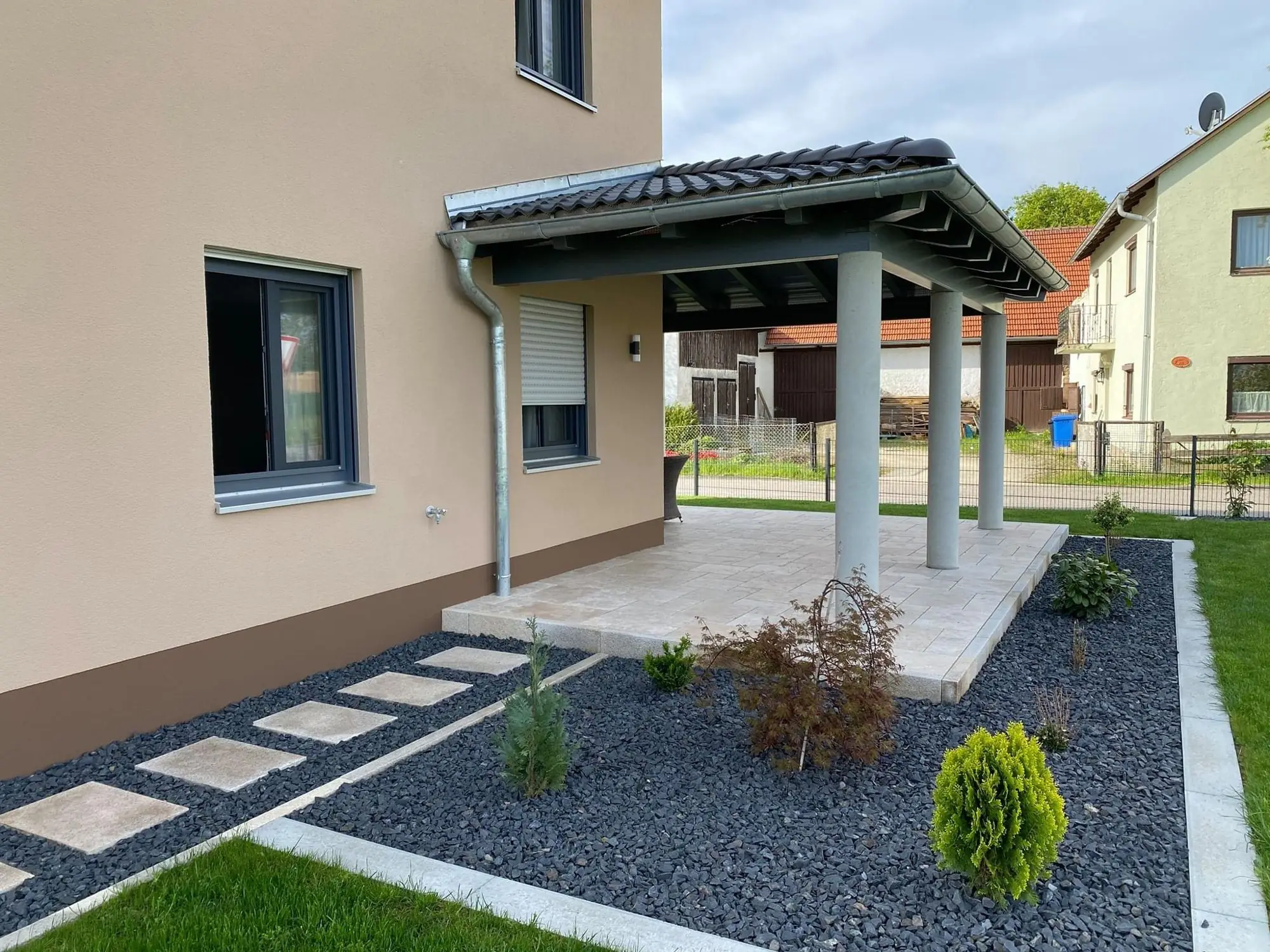 Überdachte Terrasse mit Kiesbeet